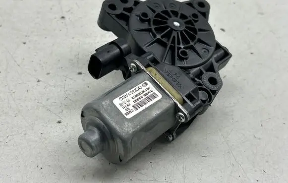 Hyundai i30 Front door window regulator motor 82450A5000 001100305672