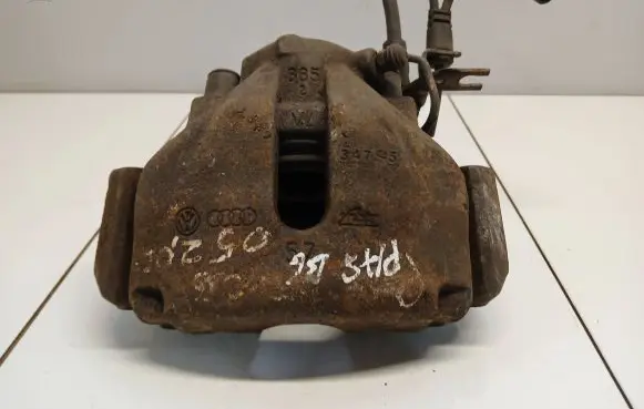 Volkswagen PASSAT B6 Front brake caliper
