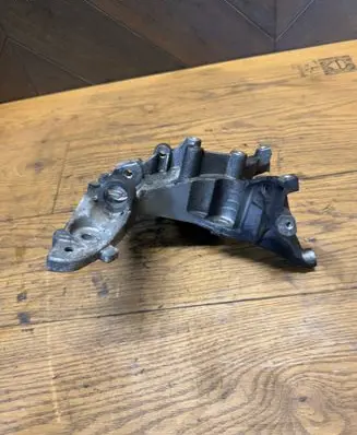 Citroen Berlingo Engine mounting bracket 9684613880