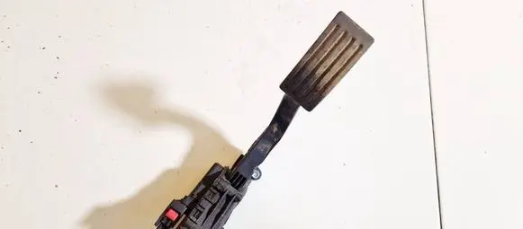 Accelerator throttle pedal