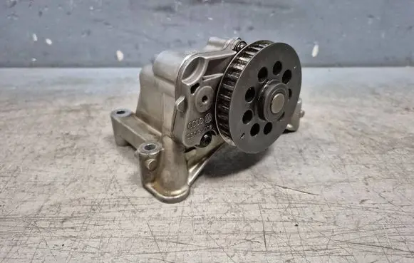 Volkswagen PASSAT B7 Oil pump 