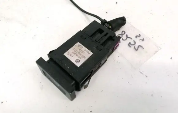 Volkswagen PASSAT B5 Windscreen/window heater switch 3B0959621C