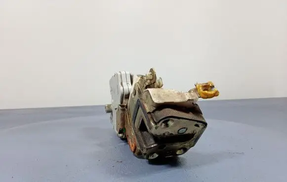 Nissan Terrano Front door lock