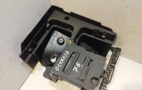Skoda Octavia Mk2 (1Z) Fuse box cover 1K0907361B
