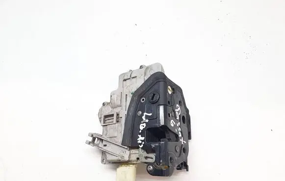 Volkswagen PASSAT B6 Rear door lock 3C4839016A