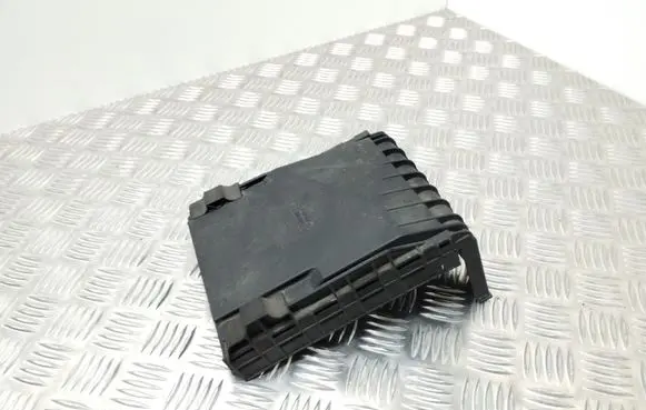Volkswagen PASSAT B7 Fuse box cover 1K0937132F 1K0937132G