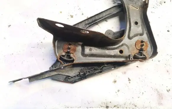 Front bumper mounting bracket