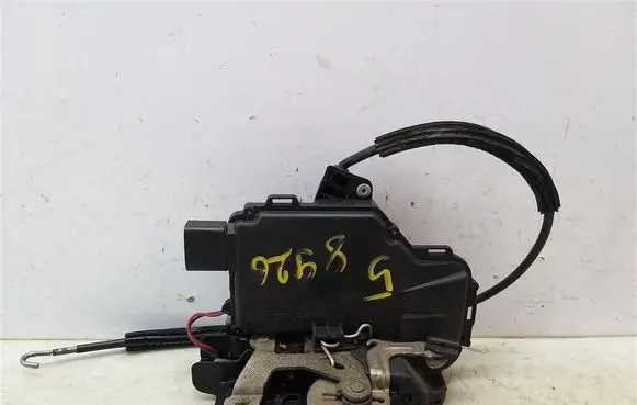 Volkswagen PASSAT B5 Front door lock