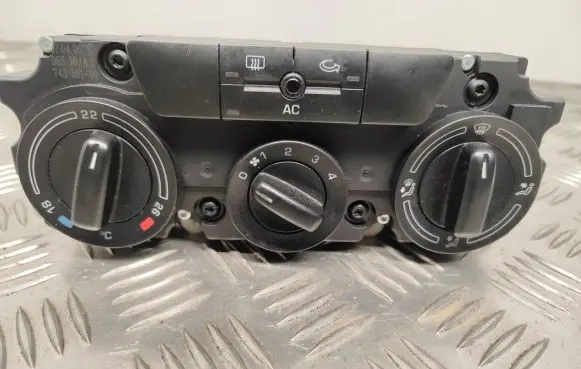 Skoda Octavia Mk2 (1Z) Climate control unit 74358110