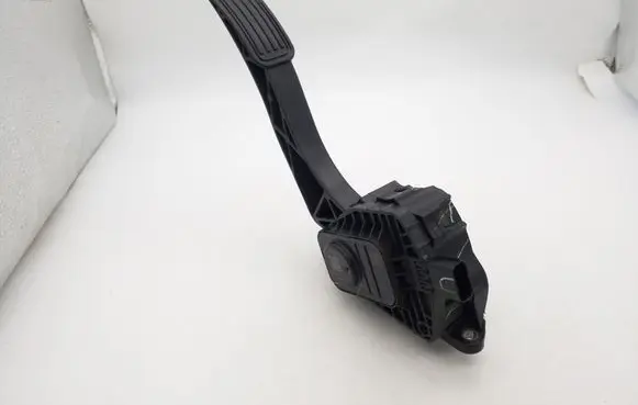 Ford Fusion II Accelerator throttle pedal DG9C9F836AC