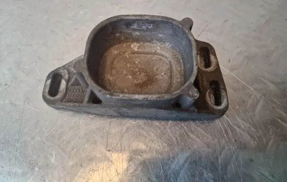 Volkswagen PASSAT B5.5 Engine mounting bracket 8D0199335Q