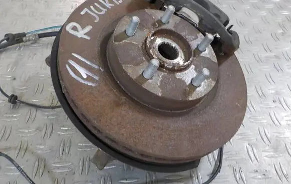 Nissan Juke I F15 Front wheel hub spindle knuckle
