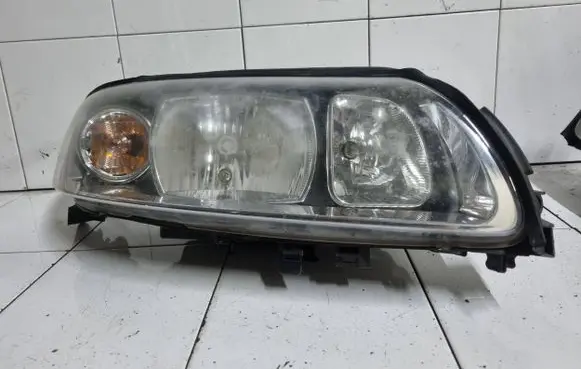 Volvo V70 Headlight/headlamp 89900330 30698836
