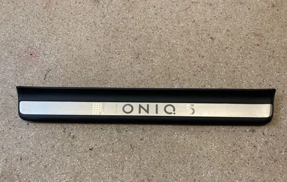 Front sill trim cover