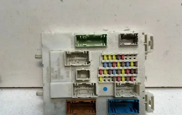Ford Focus Fuse module BV6N14A073FG 00014375 A12422537