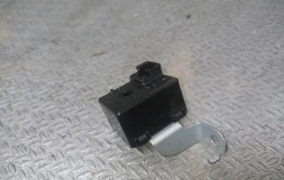 Toyota Avensis T250 Horn buzzer relay 8665013010