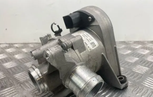 Mercedes-Benz C W205 Water pump A2642000301 2206700945 U7Z0W02