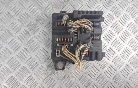 Renault Megane II Fuse module 8200306033A