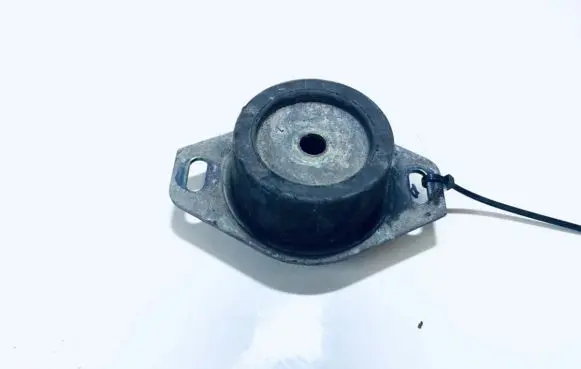 Peugeot 206 Engine mount bracket