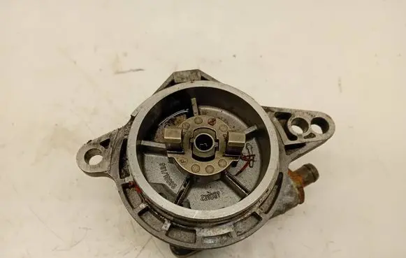 BMW 5 E39 Vacuum pump 96110885