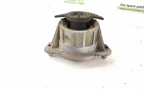 Mercedes-Benz C W204 Engine mount bracket 2042400117 2042404217