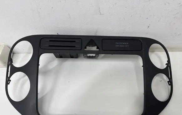 Volkswagen Golf Plus Radio/GPS head unit trim 5M0858071