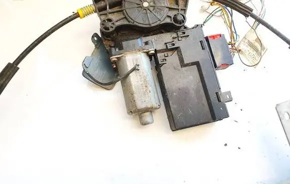 Peugeot 307 Front door window regulator motor 0130821766