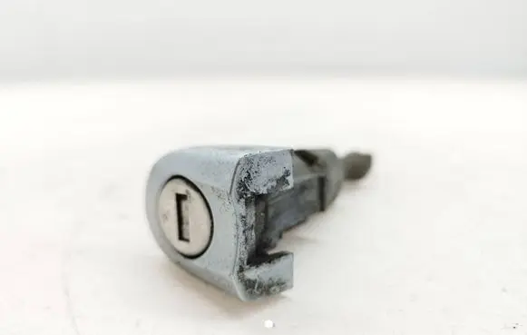 Volkswagen Eos Front door lock (next to the handle) 1Q0837167