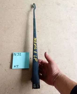 Renault Scenic I Front wiper blade arm 25958589