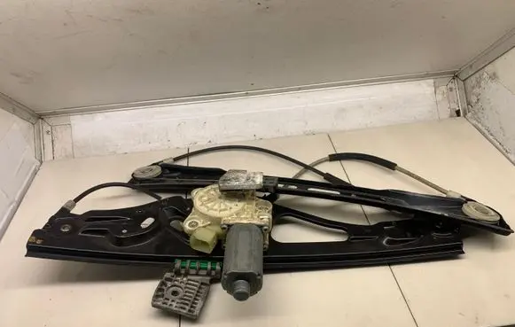 Mercedes-Benz E W211 Front door window regulator with motor A2117200146