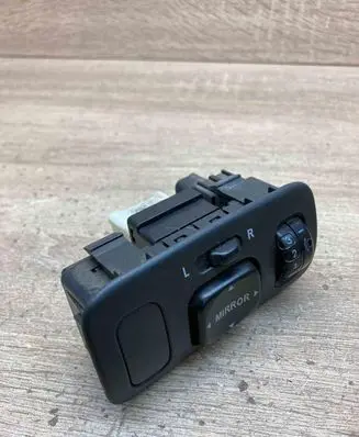 Toyota Yaris Wing mirror switch 045B05