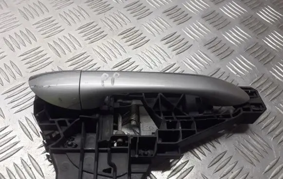 Mercedes-Benz A W169 Front door exterior handle/bracket 