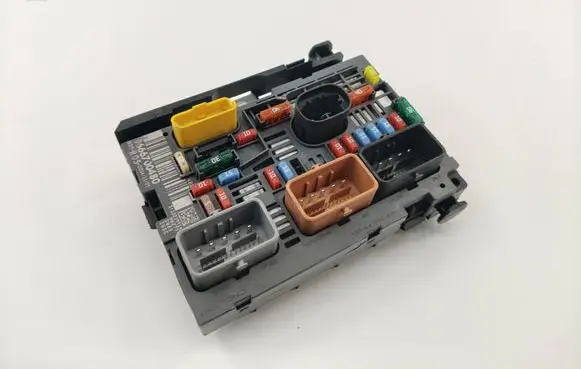 Peugeot 308 SW Fuse module 9666700480