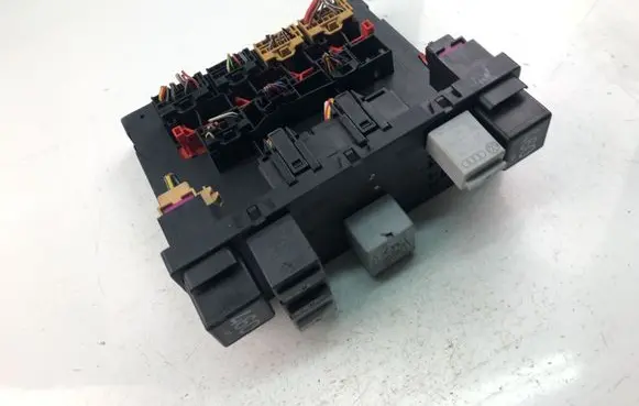 Volkswagen Golf V Fuse box set 3C0937049D