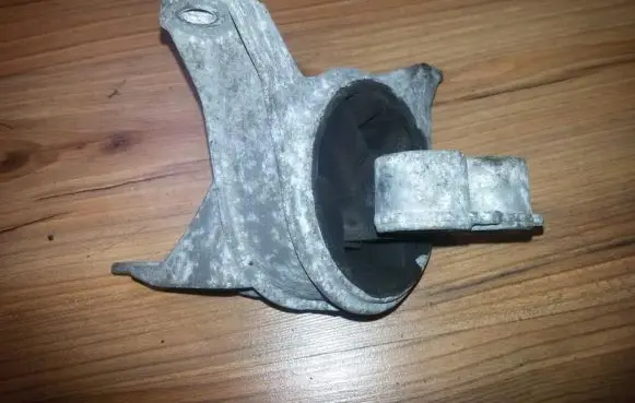 Opel Zafira A Engine mount bracket 90575772
