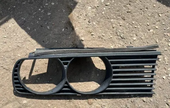 BMW 3 E30 Under headlight/headlamp trim 18760920