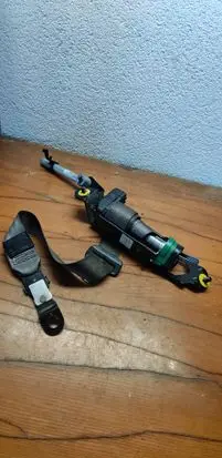 Volvo V70 Front seatbelt 39990774