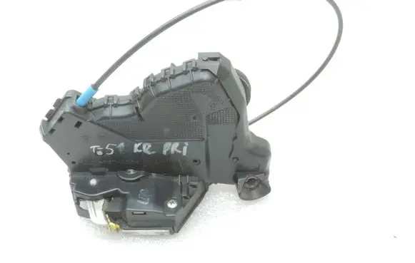 Toyota Auris 150 Front door lock 6904002210