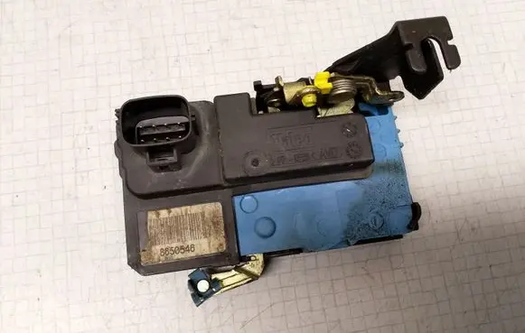 Volvo S60 Front door lock 8650546