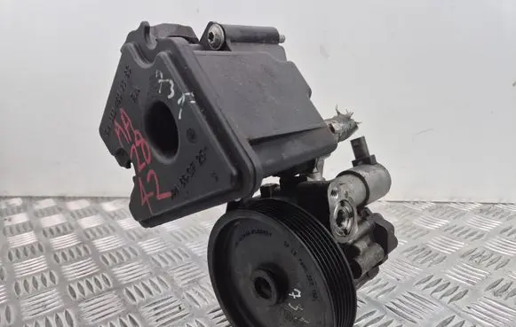 Mercedes-Benz E W212 Power steering pump A0064664501
