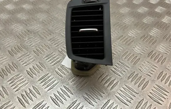 Volvo XC90 Dash center air vent grill 31417384 31393984 31393983