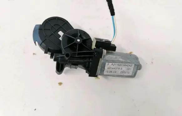 Mercedes-Benz E W211 Seat adjustment motor 0390201940 82044376-5