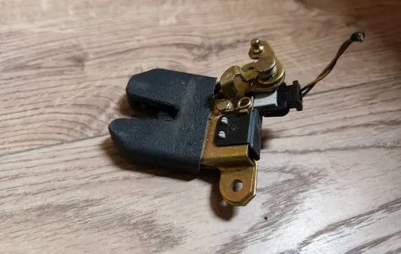 Audi 80 90 S2 B4 Tailgate/trunk/boot lock/catch/latch 827505