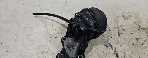 Engine mounting bracket