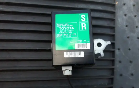 Toyota Avensis T270 Door control unit/module 8974005020