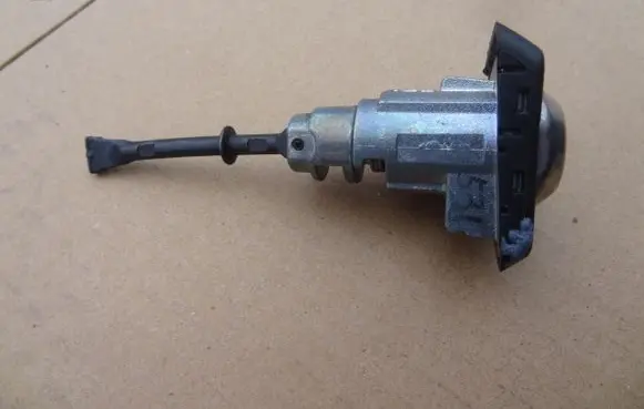 Hyundai Santa Fe Front door lock (next to the handle) 