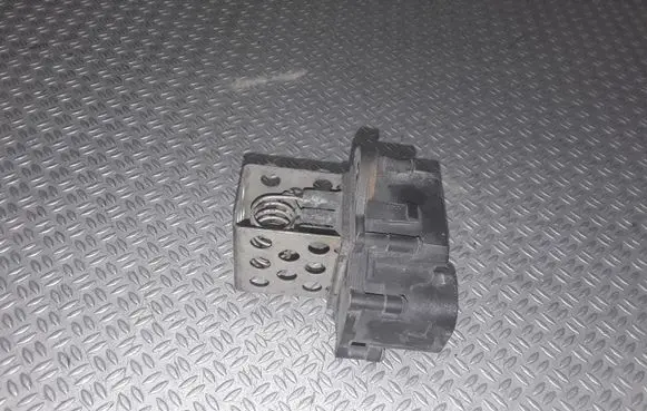 Peugeot 307 Coolant fan relay 8241005