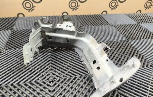Audi Q7 4M Fender mounting bracket 4M0821131C