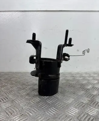 Toyota RAV 4 (XA50) Engine mount bracket