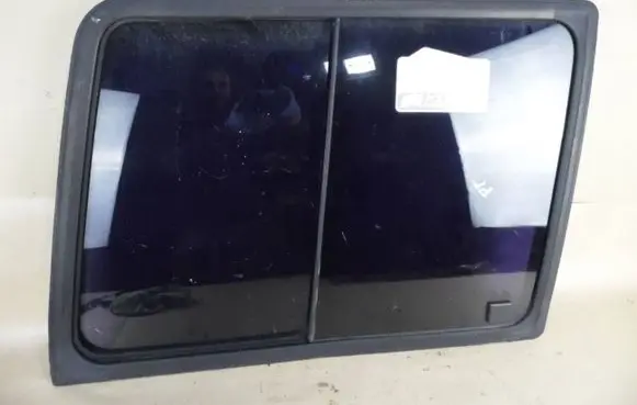 Mitsubishi Pajero Rear side window